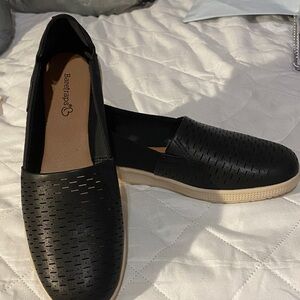 Beartraps Women’s Viccia Slip-on Black Flats. Size 7M